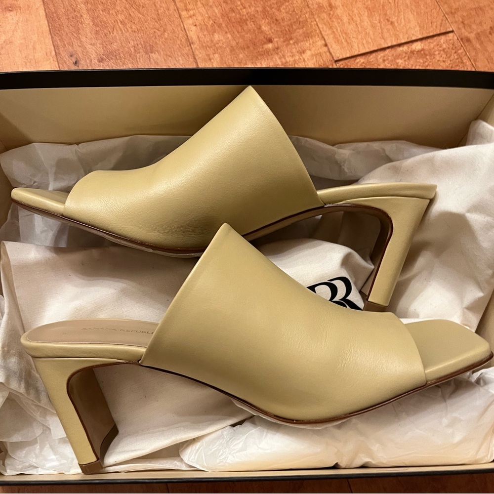 Nwt Banana Republic leather mules